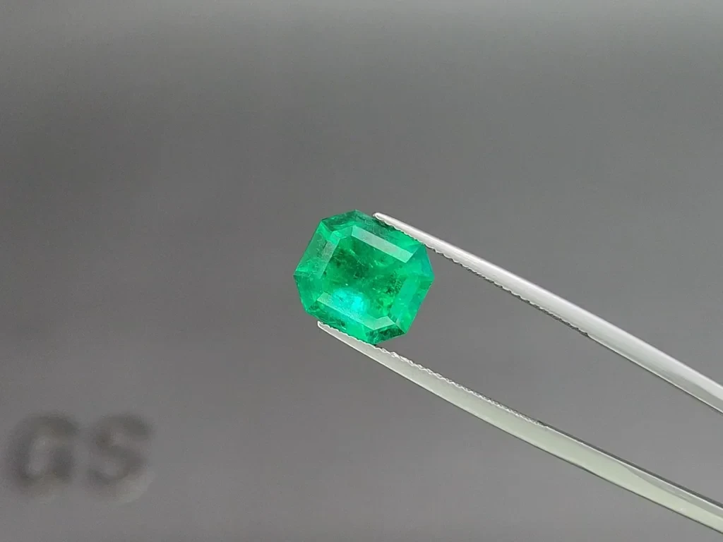 Muzo Green emerald in octagon cut 4.53 carats, Colombia 3