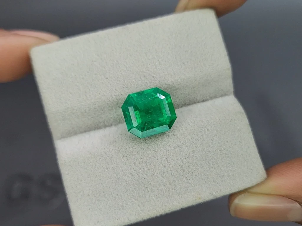 Muzo Green emerald in octagon cut 4.53 carats, Colombia 4
