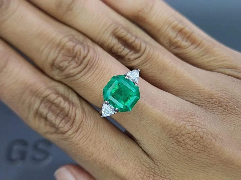 Muzo Green emerald in octagon cut 4.53 carats, Colombia 5