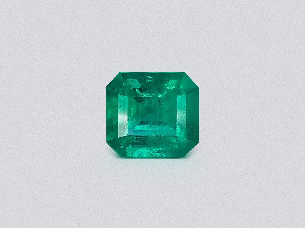 Muzo Vivid Green emerald in octagon cut 7.65 carats, Colombia (GRS)