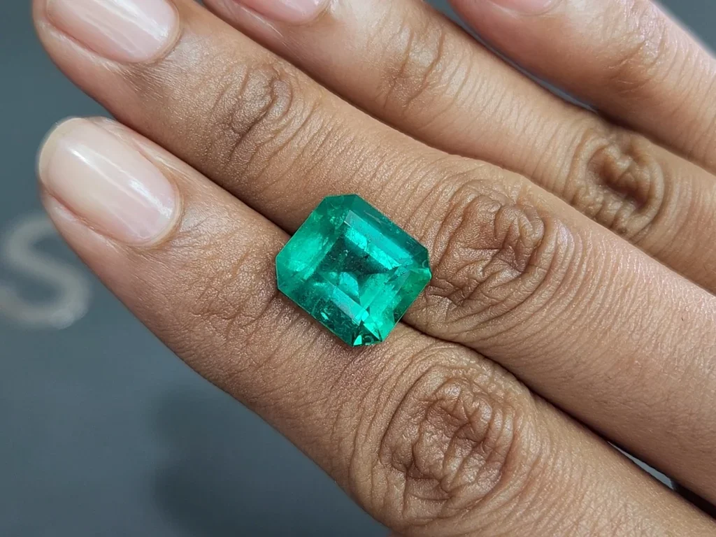 Muzo Vivid Green emerald in octagon cut 7.65 carats, Colombia (GRS) 2