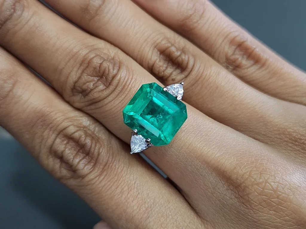 Muzo Vivid Green emerald in octagon cut 7.65 carats, Colombia (GRS) 5