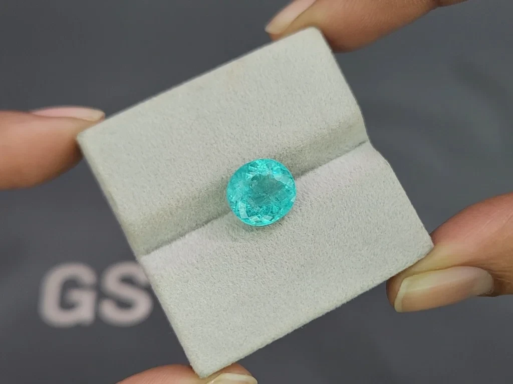 Neon blue Paraiba tourmaline in oval cut 4.49 carats, Mozambique 4