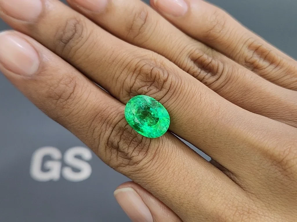 Neon green Paraiba tourmaline in oval cut 7.55 carats, Mozambique 2