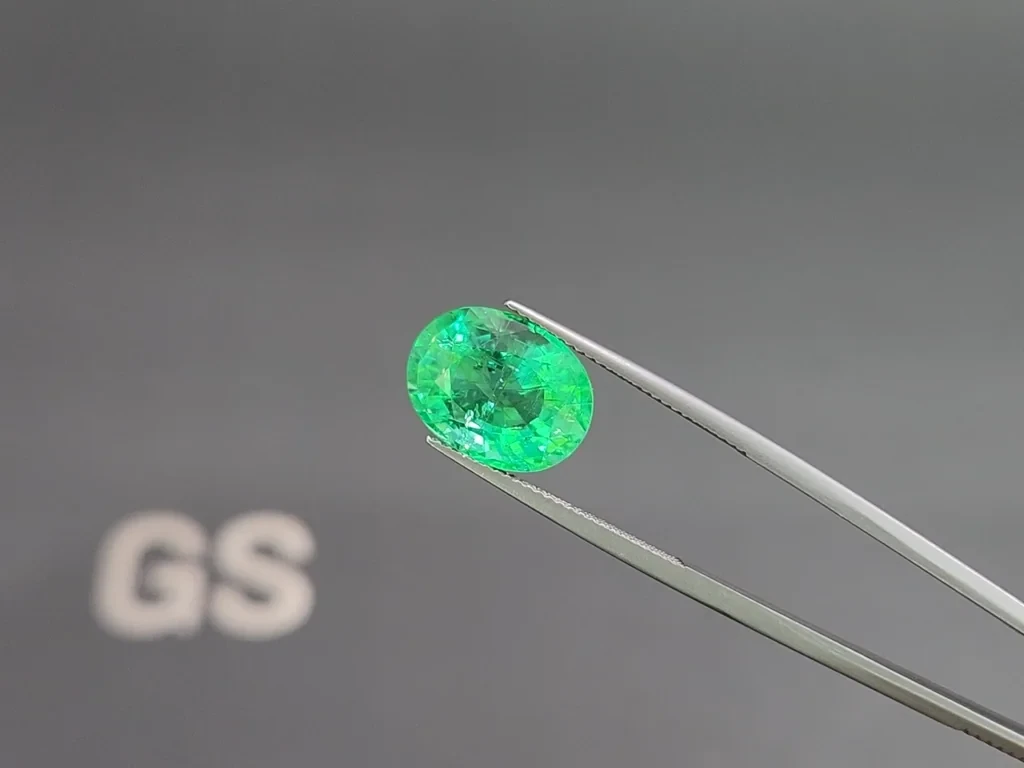 Neon green Paraiba tourmaline in oval cut 7.55 carats, Mozambique 3