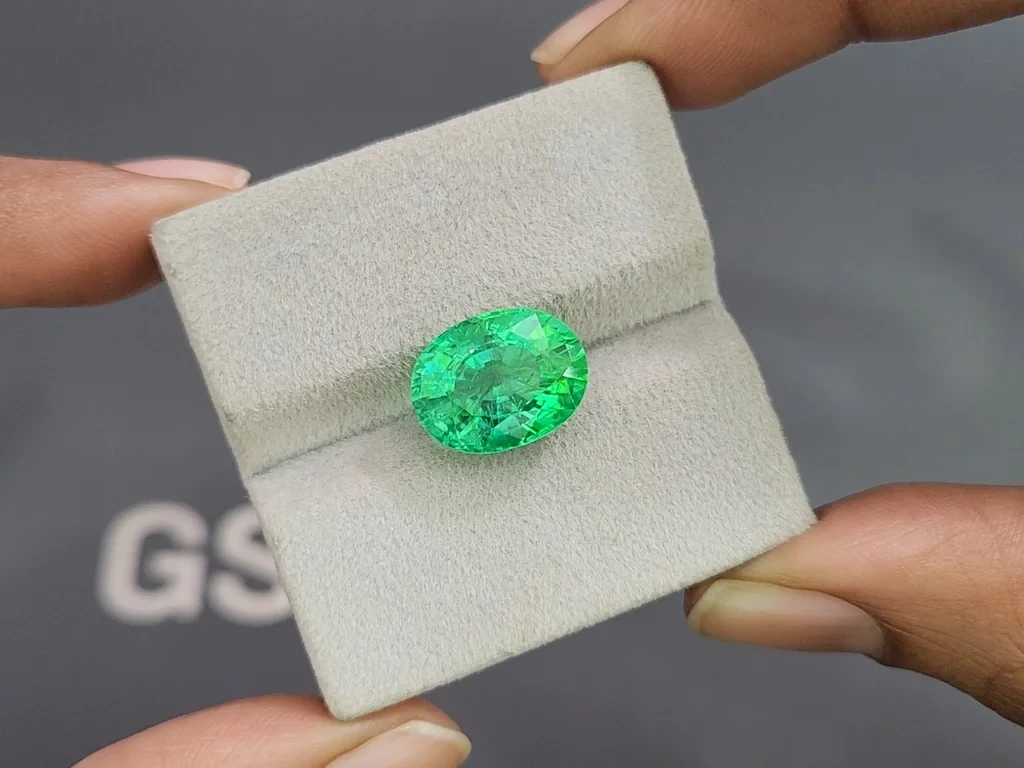 Neon green Paraiba tourmaline in oval cut 7.55 carats, Mozambique 4