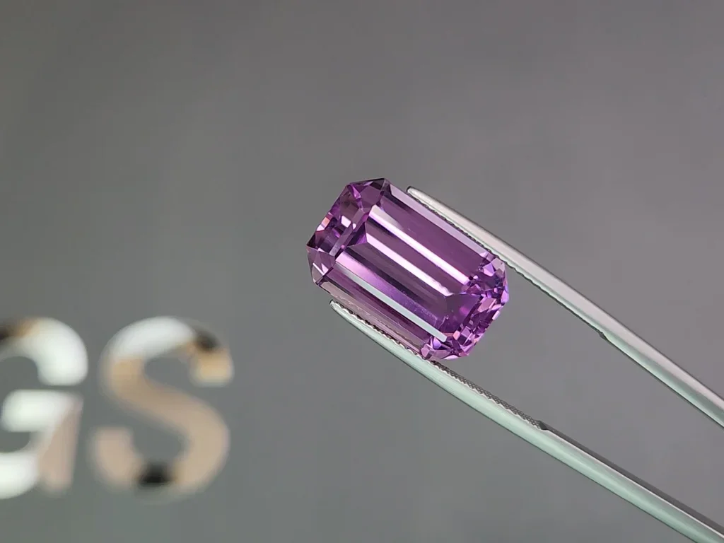 Octagon cut vivid pink kunzite 15.01 carats, Afghanistan 3