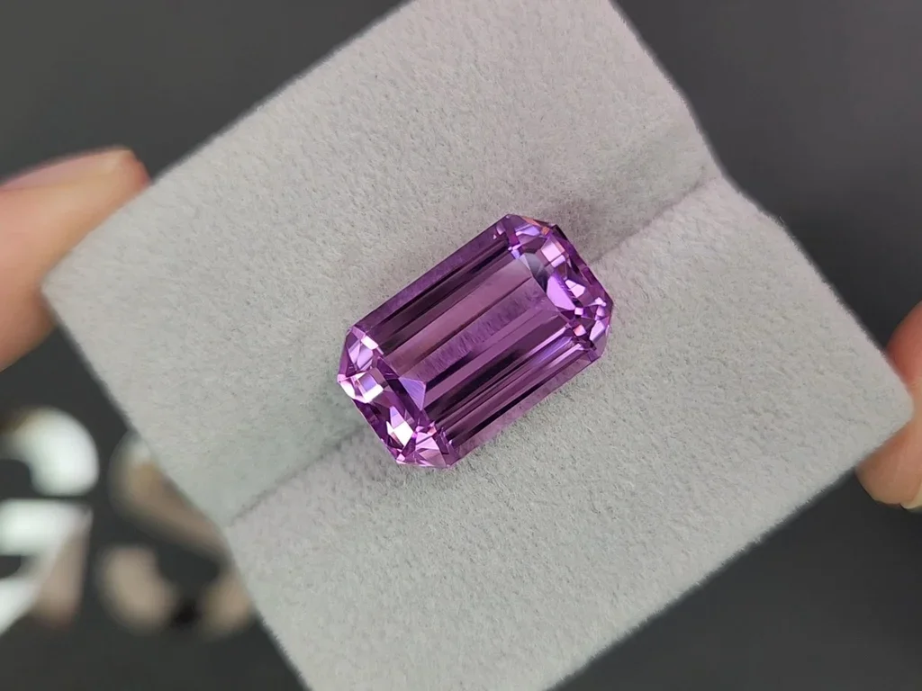 Octagon cut vivid pink kunzite 15.01 carats, Afghanistan 4