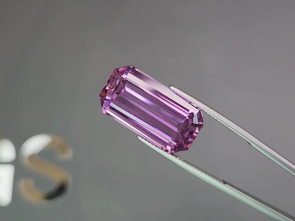 Octagon cut vivid pink kunzite 19.81 carats, Afghanistan 3