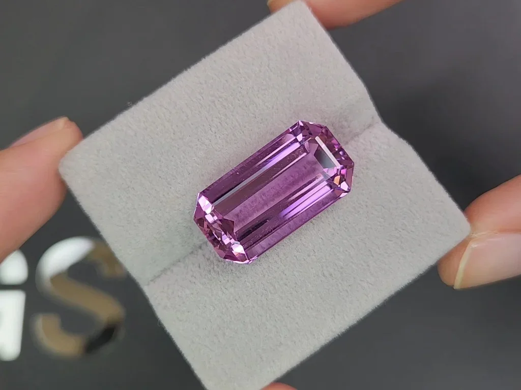 Octagon cut vivid pink kunzite 19.81 carats, Afghanistan 4