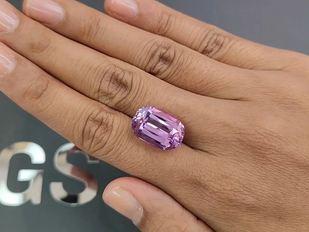 Oval cut kunzite 15.56 carats, Afghanistan 2