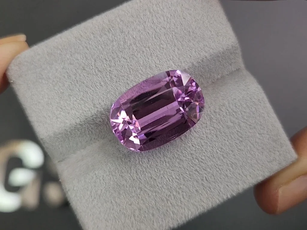 Oval cut kunzite 15.56 carats, Afghanistan 4