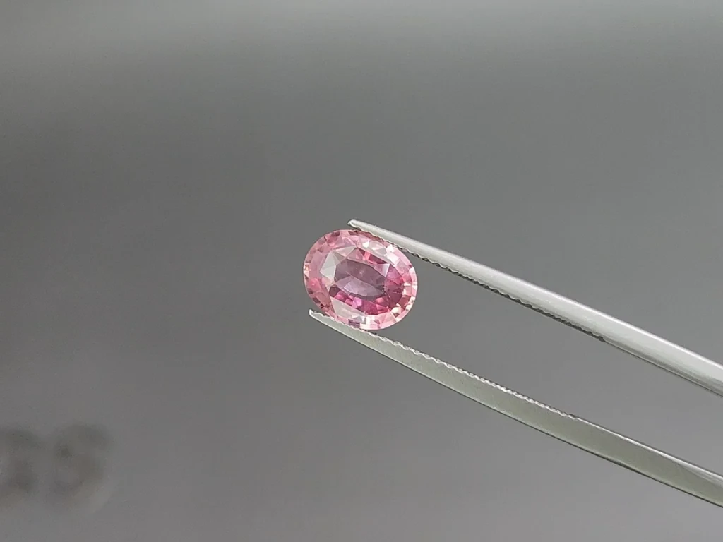 Padparadscha sapphire in oval cut 1.67 carats, Madagascar 3