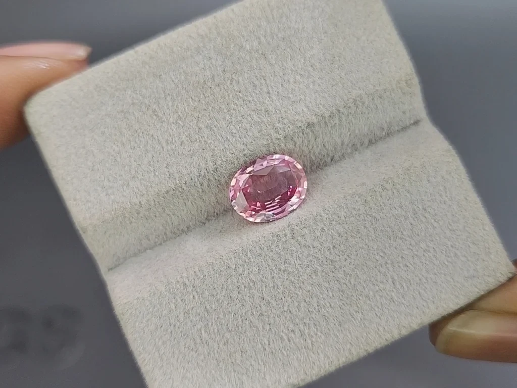 Padparadscha sapphire in oval cut 1.67 carats, Madagascar 4
