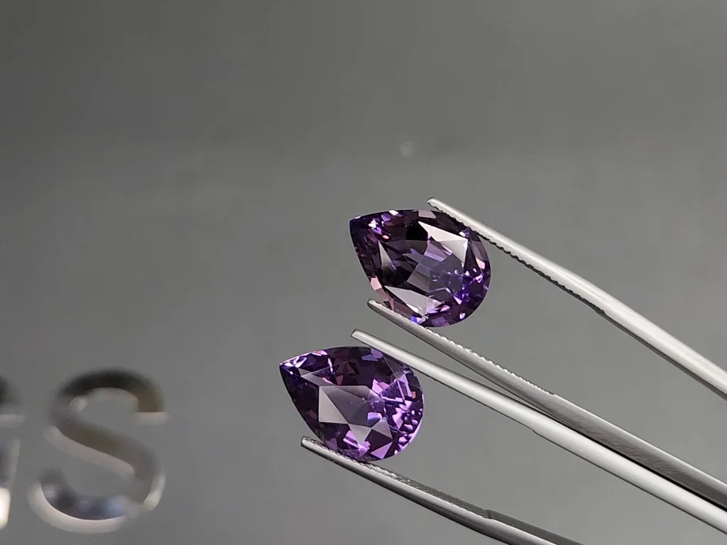 Pair of amethysts precision pear cut 11.00-12.00 carats, Brazil 3