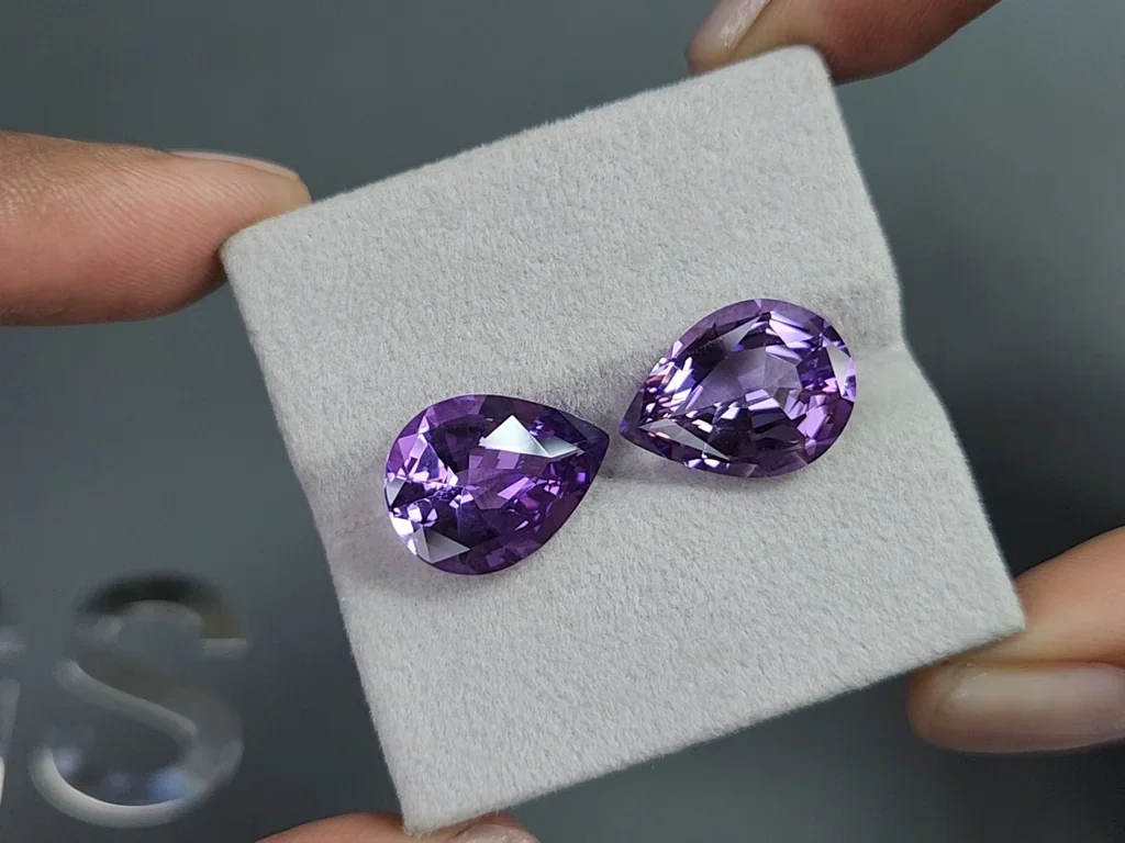 Pair of amethysts precision pear cut 11.00-12.00 carats, Brazil 4