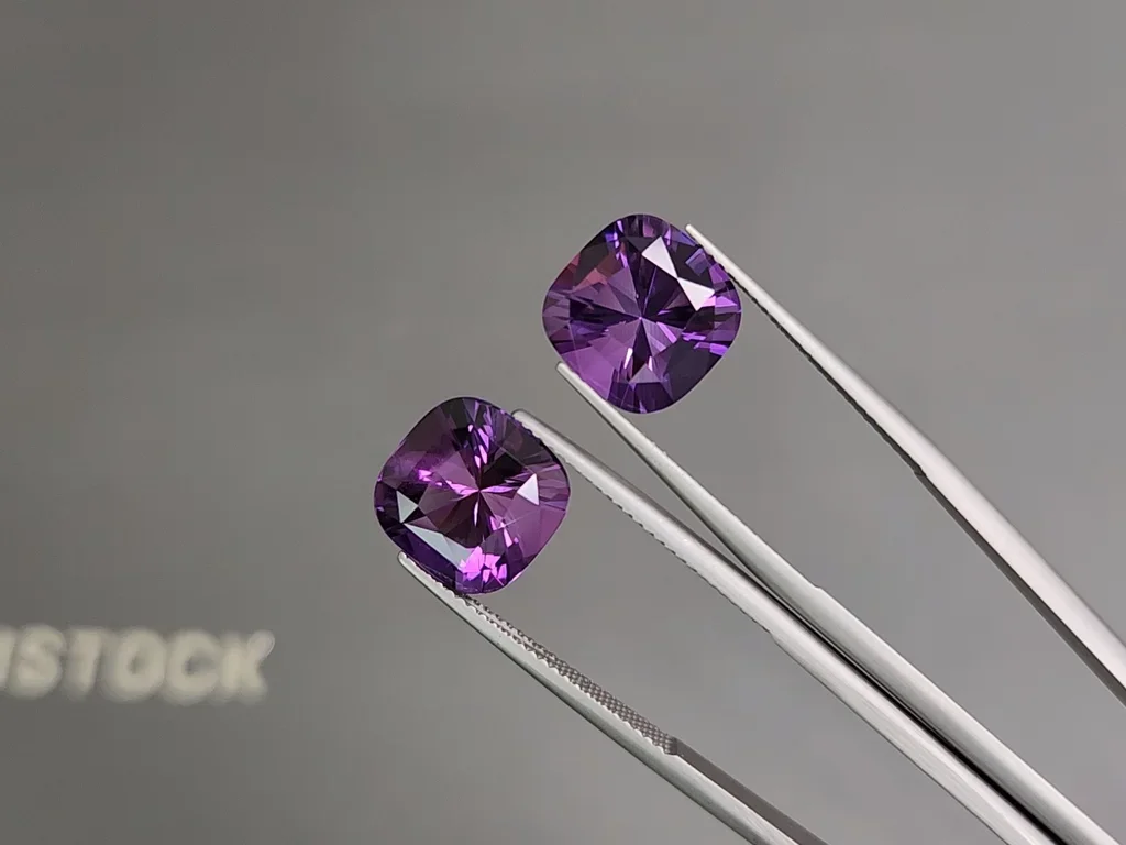 Pair of cushion-cut amethysts 9.96 carats, Brazil 3