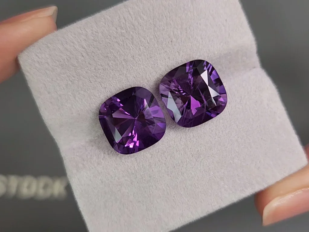 Pair of cushion-cut amethysts 9.96 carats, Brazil 4
