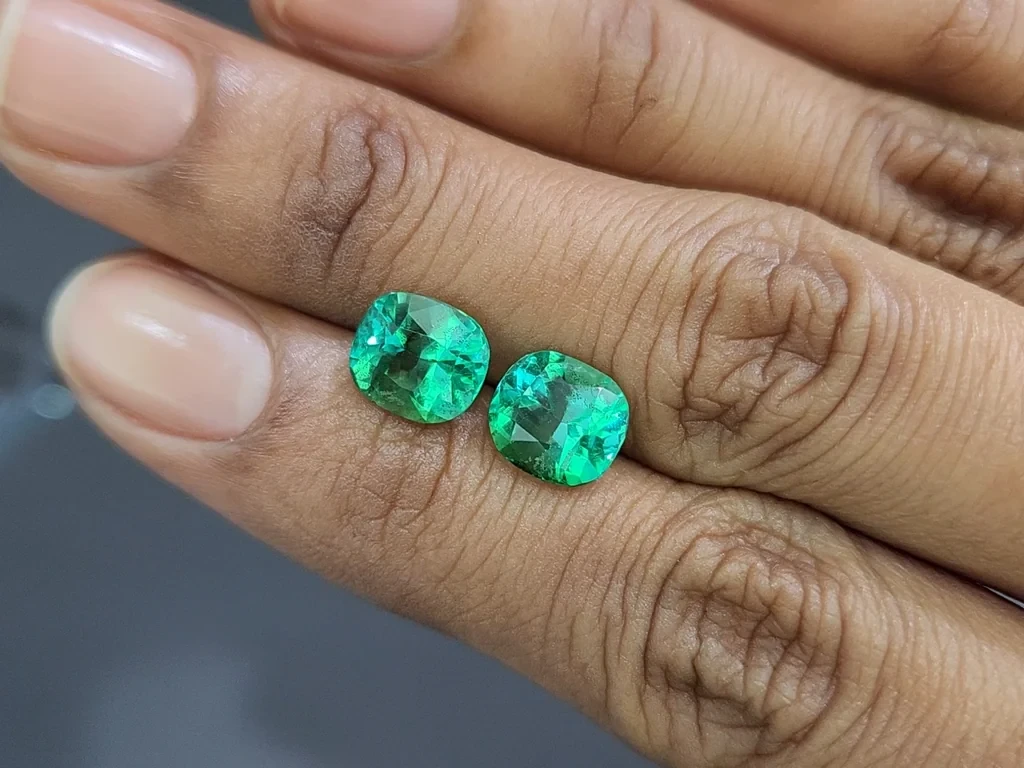 Pair of emeralds cushion cut 4.15 carats, Colombia 2