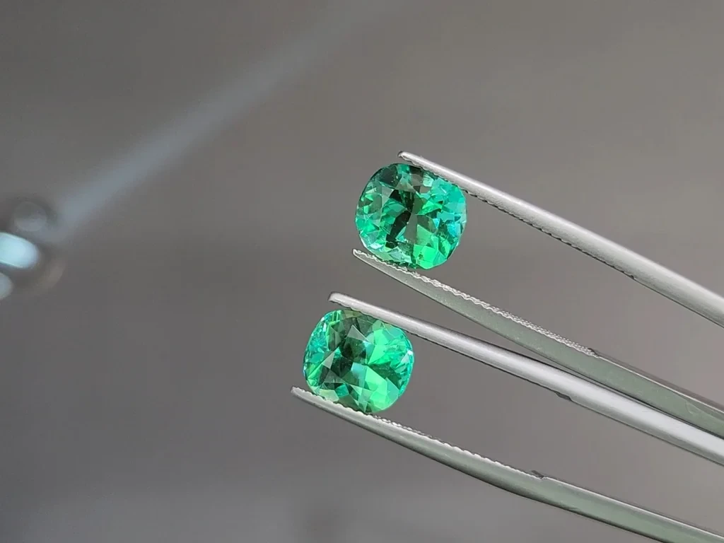 Pair of emeralds cushion cut 4.15 carats, Colombia 3