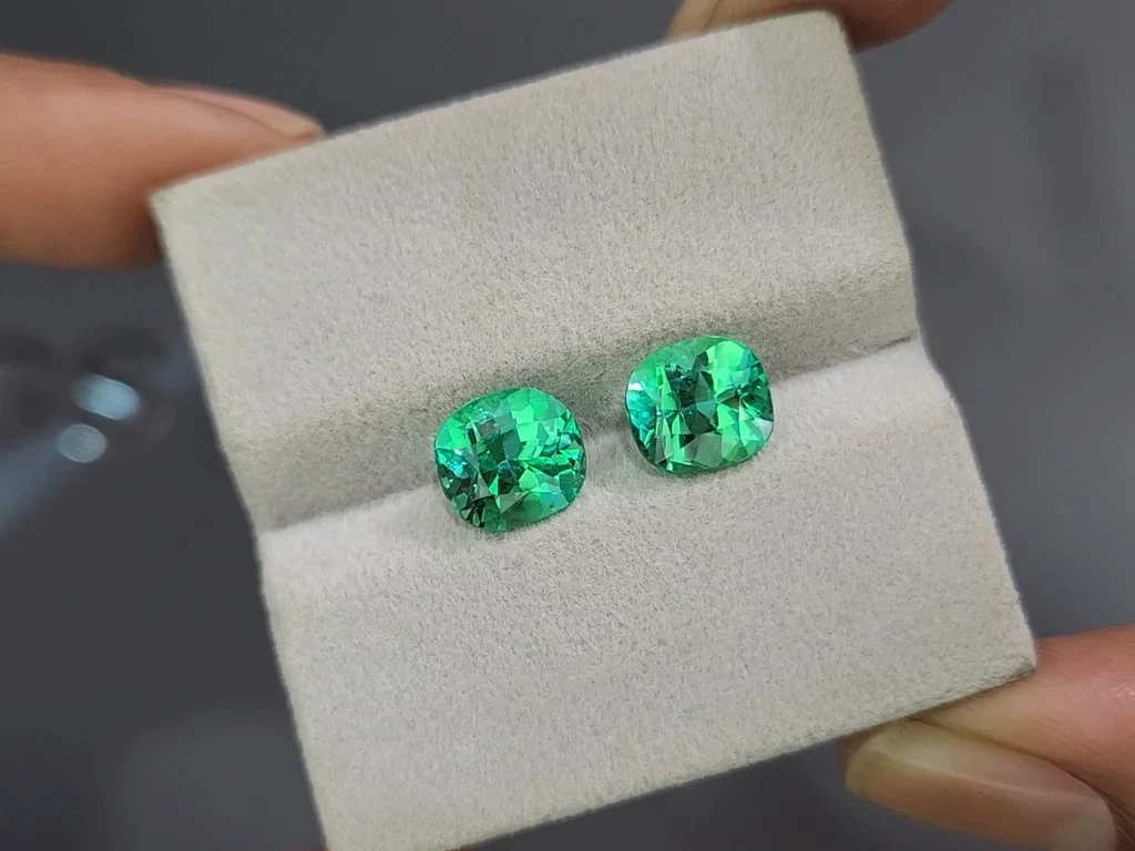 Pair of emeralds cushion cut 4.15 carats, Colombia 4