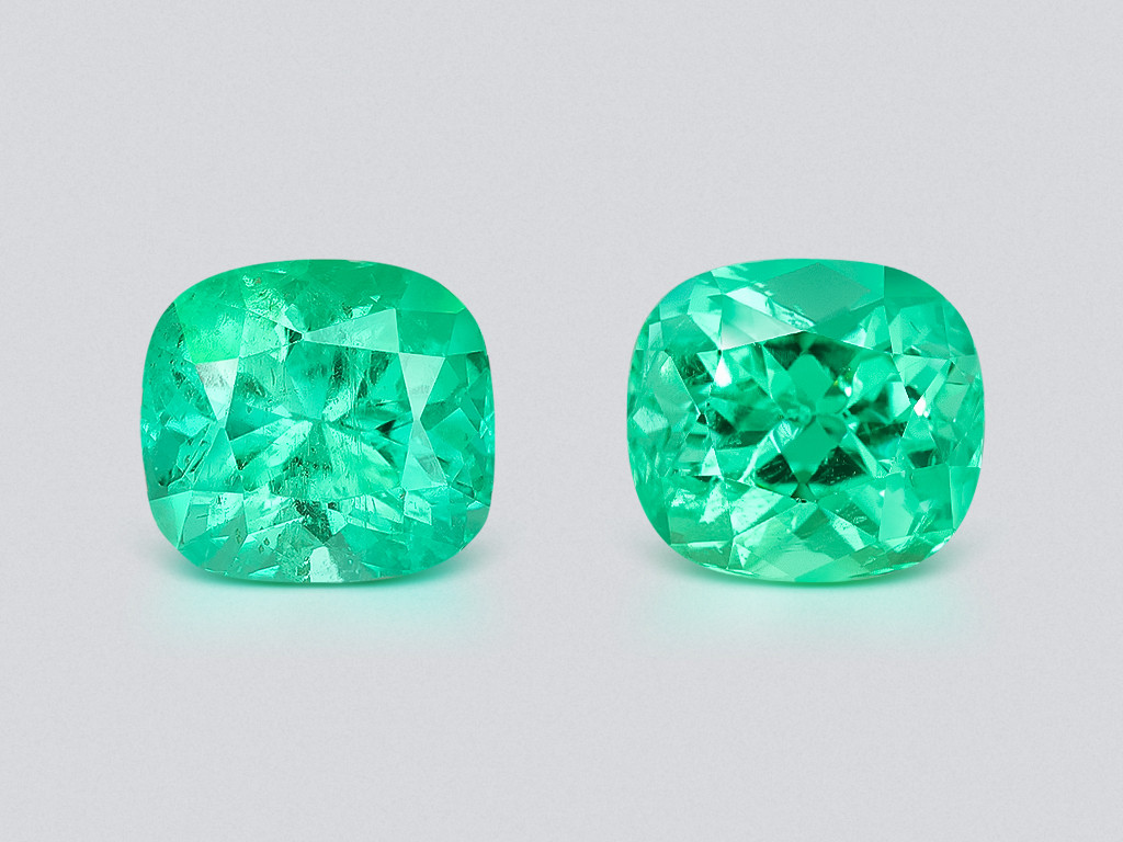 Pair of Intense Green emeralds in cushion cut 9.34 carats, Colombia