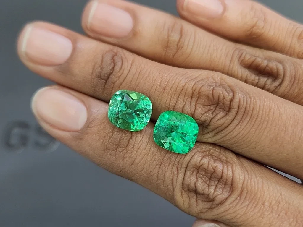 Pair of Intense Green emeralds in cushion cut 9.34 carats, Colombia 2