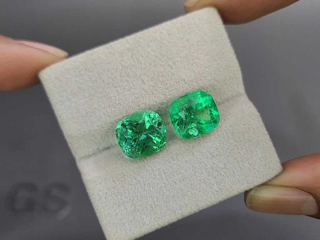 Pair of Intense Green emeralds in cushion cut 9.34 carats, Colombia 4