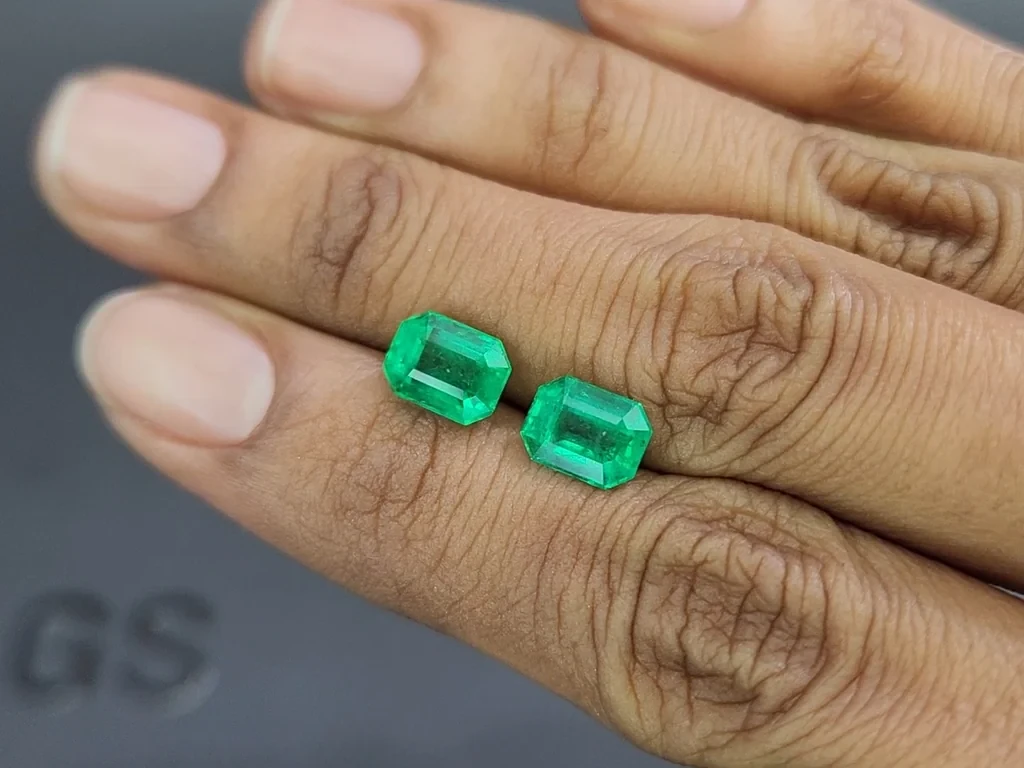 Pair of Intense Green emeralds in octagon cut 3.83 carats, Colombia 2