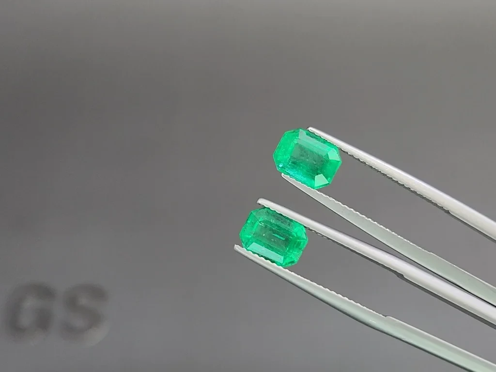 Pair of Intense Green emeralds in octagon cut 3.83 carats, Colombia 3