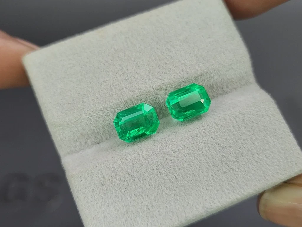 Pair of Intense Green emeralds in octagon cut 3.83 carats, Colombia 4