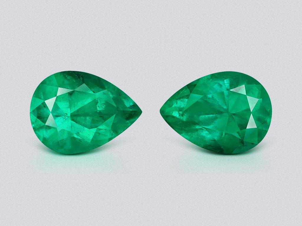 Pair of intense green emeralds in pear cut 4.81 carats, Colombia
