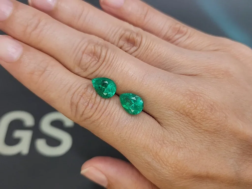 Pair of intense green emeralds in pear cut 4.81 carats, Colombia 2