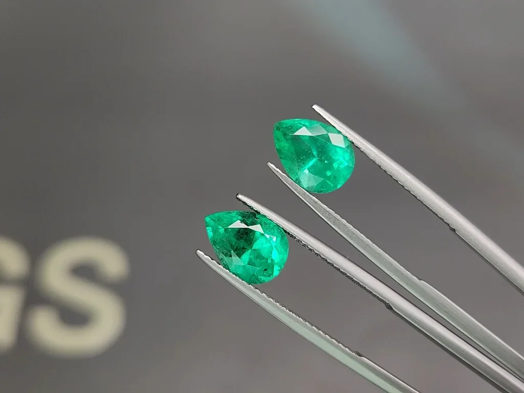 Pair of intense green emeralds in pear cut 4.81 carats, Colombia 3