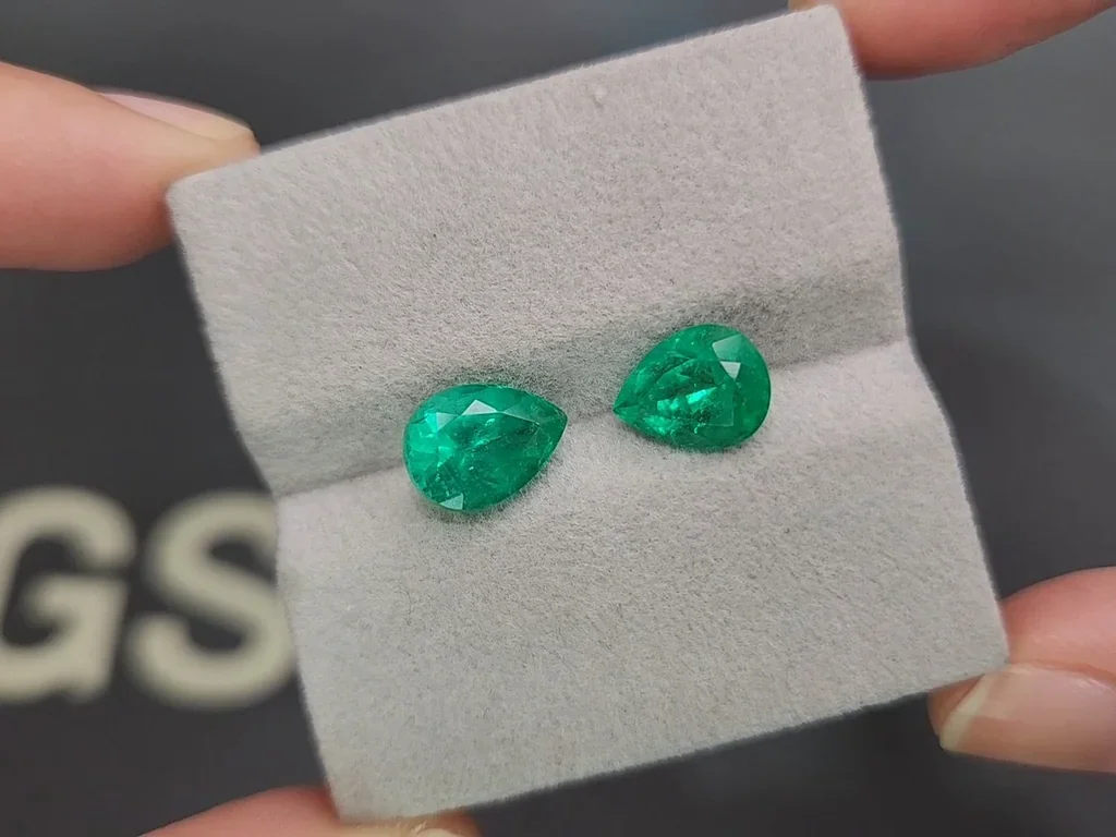 Pair of intense green emeralds in pear cut 4.81 carats, Colombia 4