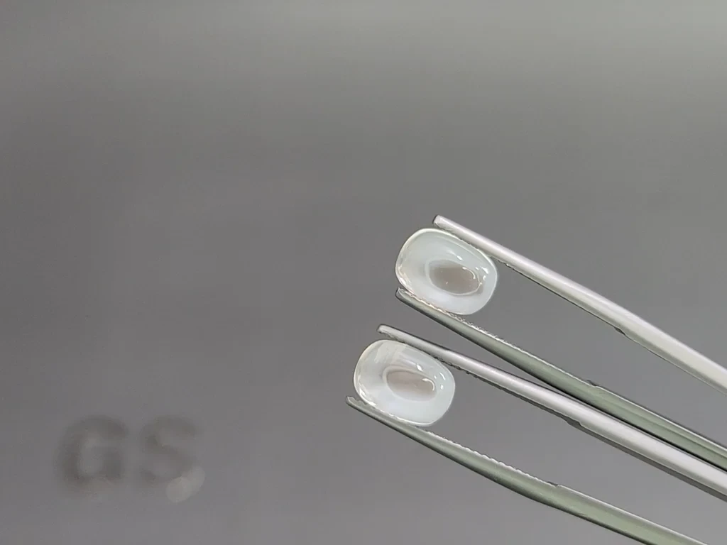 Pair of moonstones cabochon cut 5.34 carats, Burma 3