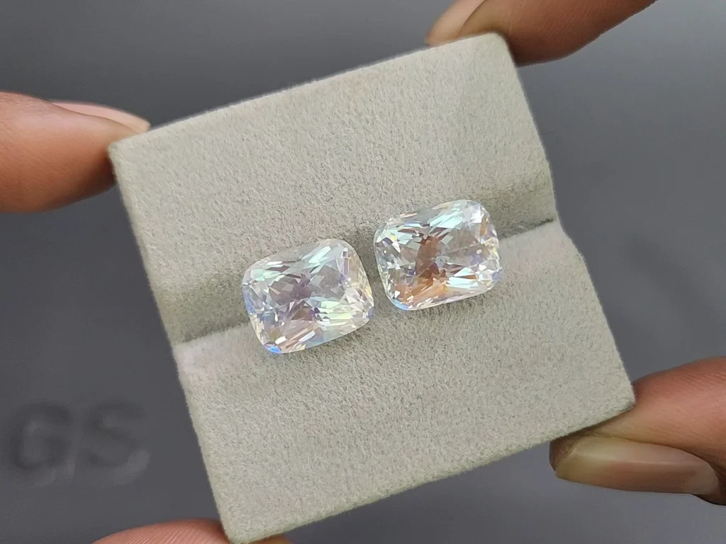 Pair of moonstones cushion cut 10.52 carats, Madagascar 4