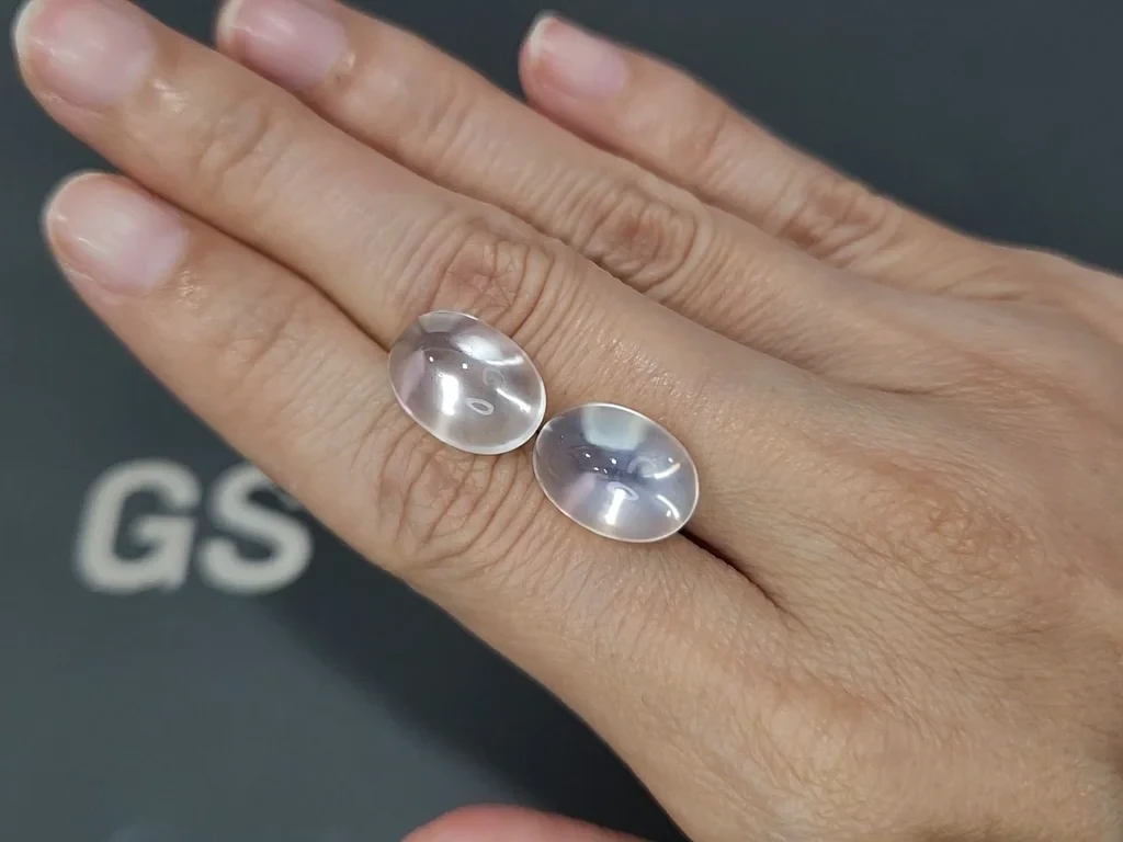 Pair of moonstones in cabochon cut 16.89 carats, Burma 2