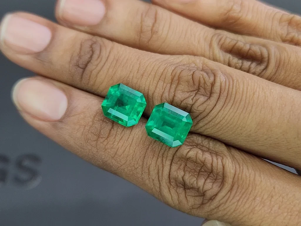 Pair of Muzo Vivid Green emeralds in octagon cut 7.08 carats, Colombia 2