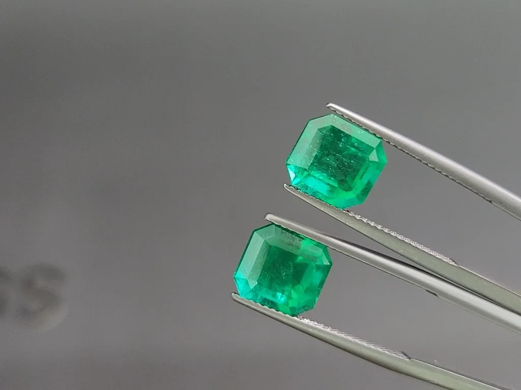 Pair of Muzo Vivid Green emeralds in octagon cut 7.08 carats, Colombia 3