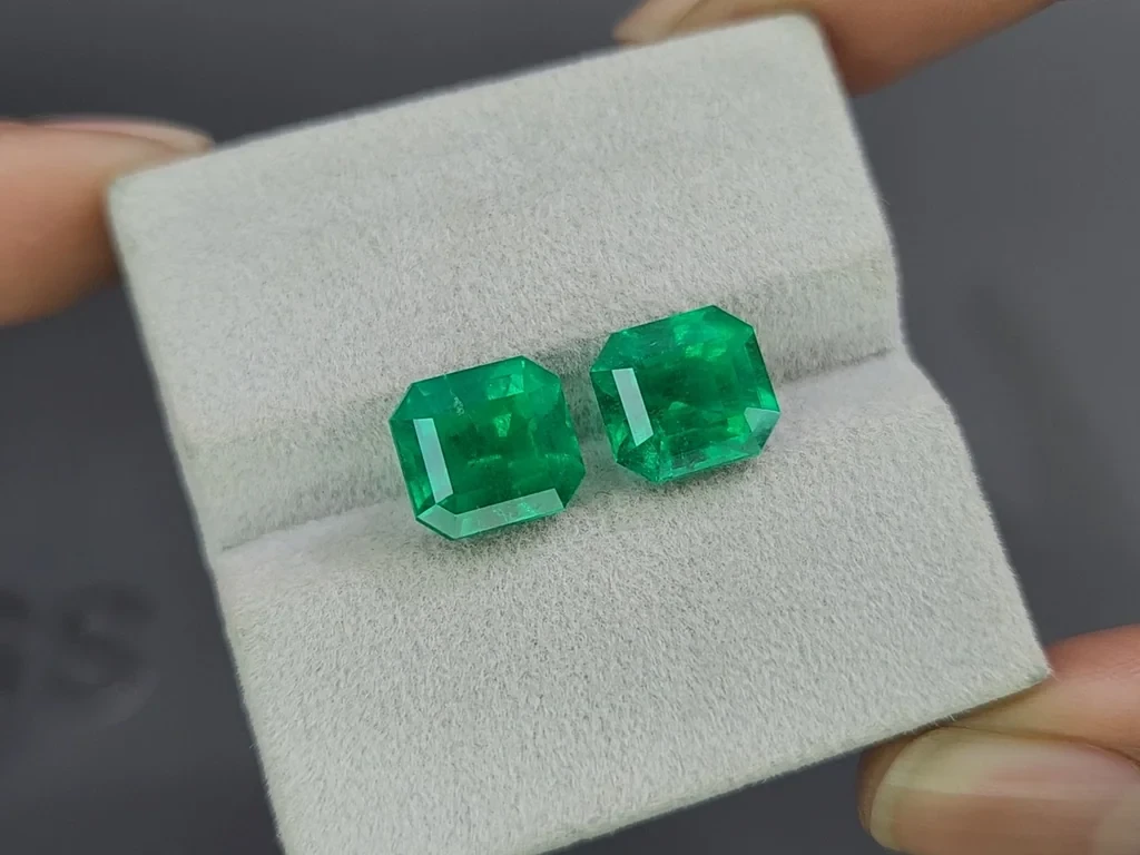 Pair of Muzo Vivid Green emeralds in octagon cut 7.08 carats, Colombia 4