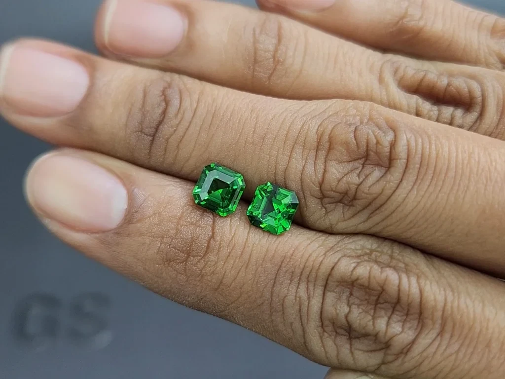 Pair of tsavorite garnets asscher cut 2.02 carats, Africa 2