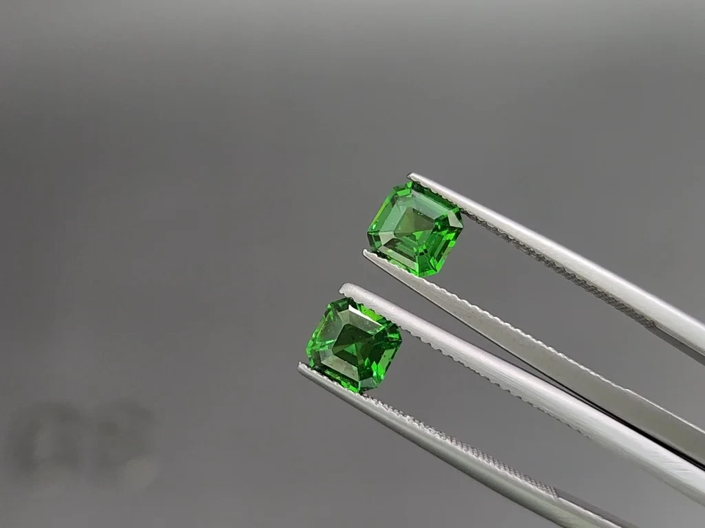 Pair of tsavorite garnets asscher cut 2.02 carats, Africa 3