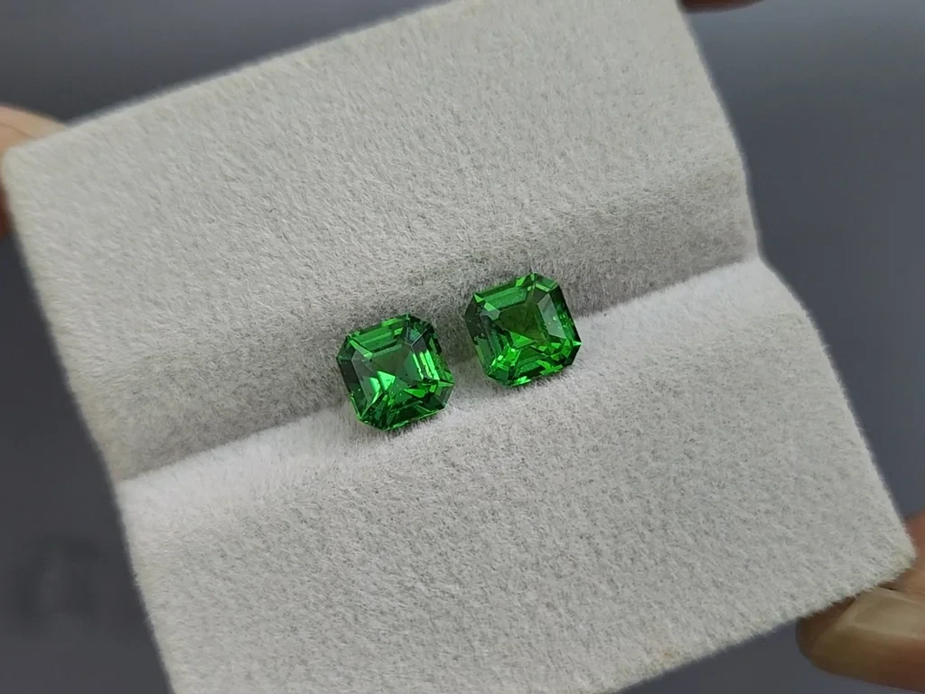 Pair of tsavorite garnets asscher cut 2.02 carats, Africa 4
