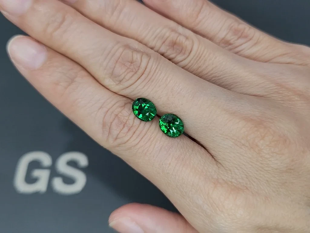 Pair of tsavorite garnets oval cut 3.12 carats, Africa 2