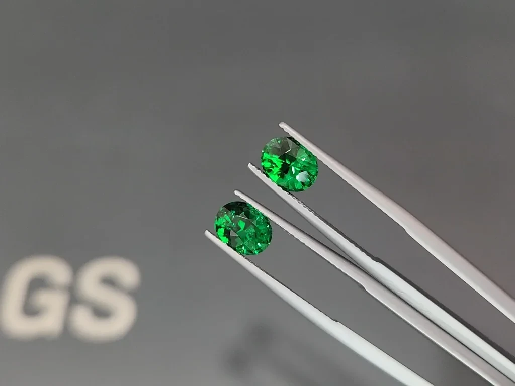 Pair of tsavorite garnets oval cut 3.12 carats, Africa 3