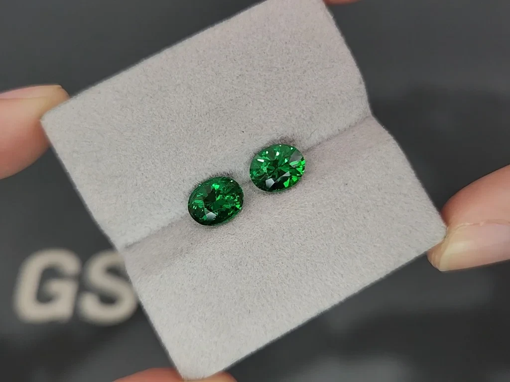Pair of tsavorite garnets oval cut 3.12 carats, Africa 4