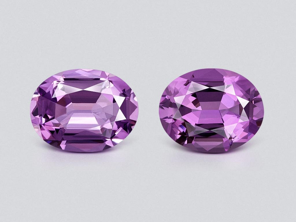 Pair of violet amethysts, oval cut, 14.57 carats, Brazil