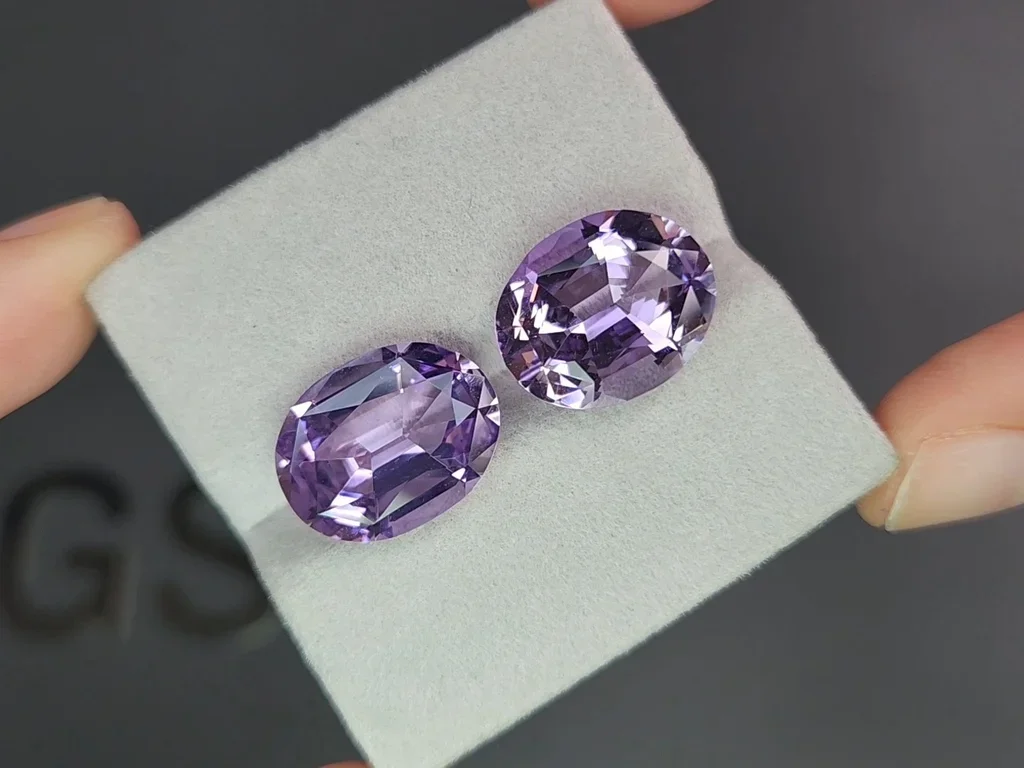 Pair of violet amethysts, oval cut, 14.57 carats, Brazil 4