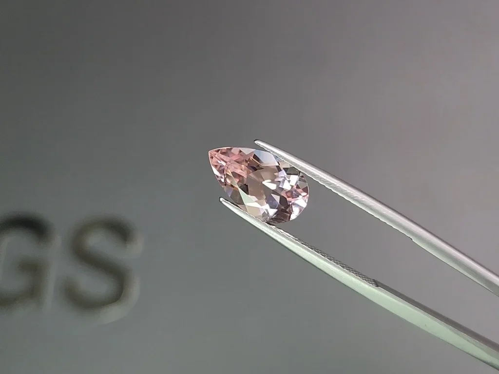 Pink morganite in pear cut 2.67 carats 3